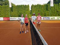 Semifinalistky �ty�hry zleva :  