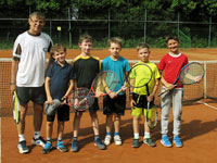 Dru�stvo hoch� zleva :  tren�r Pavel Sikora, V�clav Klus, Maty� Golec, Hugo Szlaur, Maxmili�n Tengler a Luk� Pietrosz