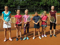 Dru�stvo d�vek zleva :  tren�rka Jarmila Sikorov�, B�ra Gajdzicov�, S�ra Wilkov�, Anna Holub��kov�, Mia Schimandlov� a Magdal�na Sli�ov�