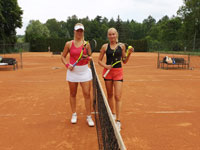 Finalistky dvouhra �eny zleva :  Martina Kudelov�, Krist�na Jurkov�
