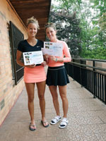 1.m�sto �ty�hra �eny zleva :  Linda �ev��kov�, Petra Csabi