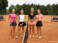 Finalistky �ty�hra �eny zleva :  Karol�na Kub��ov�, Martina Kudelov�