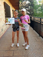 1.m�sto �ty�ha mlad�� �a�ky zleva :  S�ra Brann�, Veronika Klar