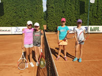 Finalistky �ty�hry zleva :  Veronika Klar, S�ra Brann�, Valerie Pol��kov�;, Ellen Pavli�ov�