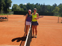 Semifinalistky dvouhra �eny zleva :  Petra Csabi, Nikola Tomanov�