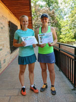 1.m�sto �ty�hra �eny zleva :  Karol�na Kub��ov�, Nikola Tomanov�