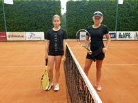 Finalistky dvouhry zleva : :  Josef�na H�nschov�, Ag�ta Gebauerov�