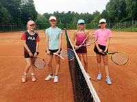 Semifinalisky �ty�hry zleva :  Ag�ta Masn�, Zuzana Zemanov�, Mia Schimandlov�, Anna Holub��kov�