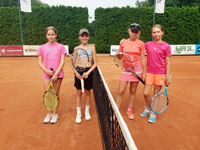 Semifinalistky �ty�hry zleva :  Ag�ta Gebauerov�, Kl�ra Sk�cel�kov�, Josef�na H�nschov�, Liliana Michalcov�