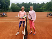 Finalistky dvouhry zleva :  Ellen Pavli�ov�, Ad�la Motykov�