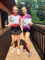 1.m�sto �ty�hra star�� �a�ky zleva :  Ellen Pavli�ov�, Ad�la Motykov�