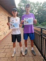 1.m�sto �ty�hra dorostenci zleva :  Alexandr Migdal, Jakub �pa�ek