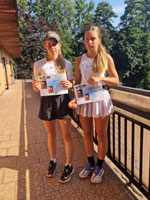 2.m�sto �ty�hra dorostenky zleva :  Josef�na H�nschov�, Laura Be�i�kov�