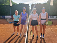Finalistky �ty�hry zleva :  Hana Macurov�, Eli�ka Konvi�kov�, Josef�na H�nschov�, Laura Be�i�kov�