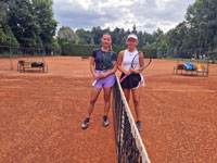 Semifinalistky dvouhry �en zleva :  Michaela Svobodov�, Lucie Plosku��kov�