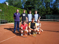 Drustvo dorostu "A" 2006 - zleva nahoe :kapitn Ale Dobesch, Marek trba, Luk Pravda, Michal Farga - zleva dole :  Petra Kusnierzov, Martin Valenta, Daniela Gajgerov