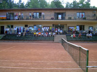 Plné hlediště na centrálním dvorci