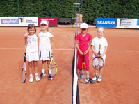 D�vky p�ed �ty�hrou zleva :  Nikol Nevolov�, Barbora Hanu�ov�, Beata Kotl�rov�, Anna Siskov�