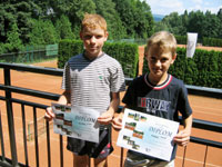 Finalist� dvouhry hoch� zleva :  Luk� Zav�el, Tom� Farga�