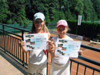 1. m�sto �ty�hra d�vky :  Dominika Holu�ov�, Karol�na K�sov�