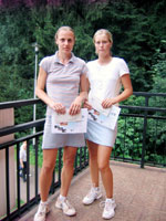 3.m�sto �ty�hra �eny zleva :  Jarmila Sikorov�, Eli�ka Rozbo�ilov�