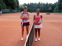Finalistky dvouhry žen zleva : Michaela Bezdíčková, Pernilla Mendesová