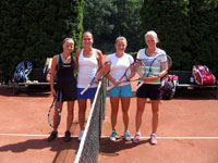 Semifinalistky čtyřhry žen zleva : Zora Vlčková, Tereza Lérová, Agata Borgman, Aneta Mikšovská