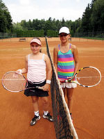 Finalistky dvouher d�vek zleva :  Karol�na Koc�, Tereza Sv�chov�