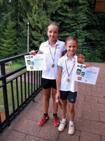 1. m�sto �ty�hra �eny zleva :  Tereza Sv�chov�, Vanesa Slunsk�