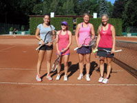 Semifinalistky čtyřhry žen zleva : Marie Mayerová, Veronika Goláňová, Nikola Tomanová, Kristýna Hančarová