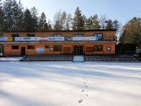 Zimní pohled na budovu z dvorců