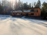 Zimní pohled na budovu z dvorců