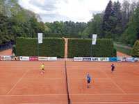 Pohled na dvorce z balkónu