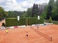 Pohled na dvorce z balkónu