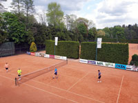 Pohled na dvorce z balkónu