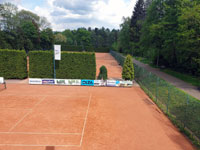 Pohled na dvorce z balkónu