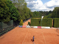 Pohled na dvorce z balkónu