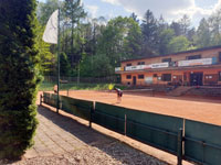 Pohled na budovu z chodníčku