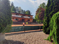 Pohled na budovu z chodníčku