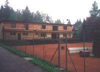 Pohled na klubovnu tenisu z cesty