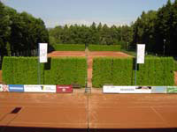 Pohled na arel z balknu budovy