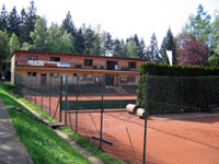 Pohled na budovu z cesty