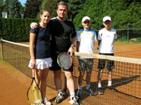 astnci turnaje zleva :  Elika Motykov, Zbyhnv Motyka, Pavel Drong, Jan Drong