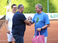 Podkovn prezidentovi klubu :  Ren Farga