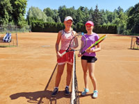 Finalistky dvouhry zleva :  Laura Hjkov, Natlie Gabzdylov